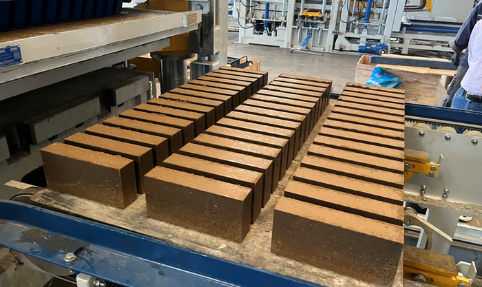 Mesin Pembuat Bata Automatik Sepenuhnya ZN1500 Memperkasakan Pelanggan China Timur dalam Penggunaan Sumber Enapcemar